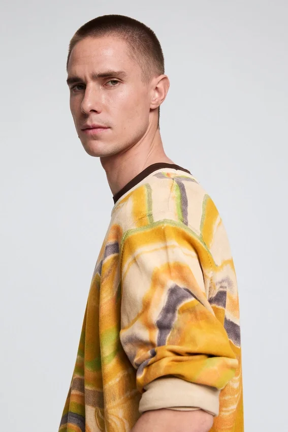 Pullover mit abstraktem Print Pullover mit abstraktem Print