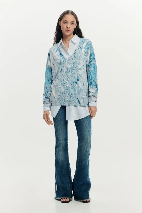 Pullover mit V-Ausschnitt und abstraktem Print Pullover mit V-Ausschnitt und abstraktem Print