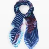 Rechteckiger Schal mit blauen Streifen Rechteckiger Schal mit blauen Streifen