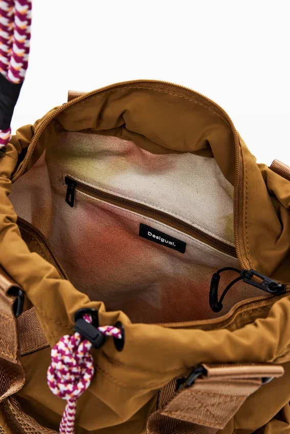 Rucksack mit mehreren Tragevarianten und Kordelzug Rucksack mit mehreren Tragevarianten und Kordelzug