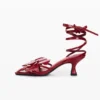 Sandalen mit Blumenapplikationen Sandalen mit Blumenapplikationen