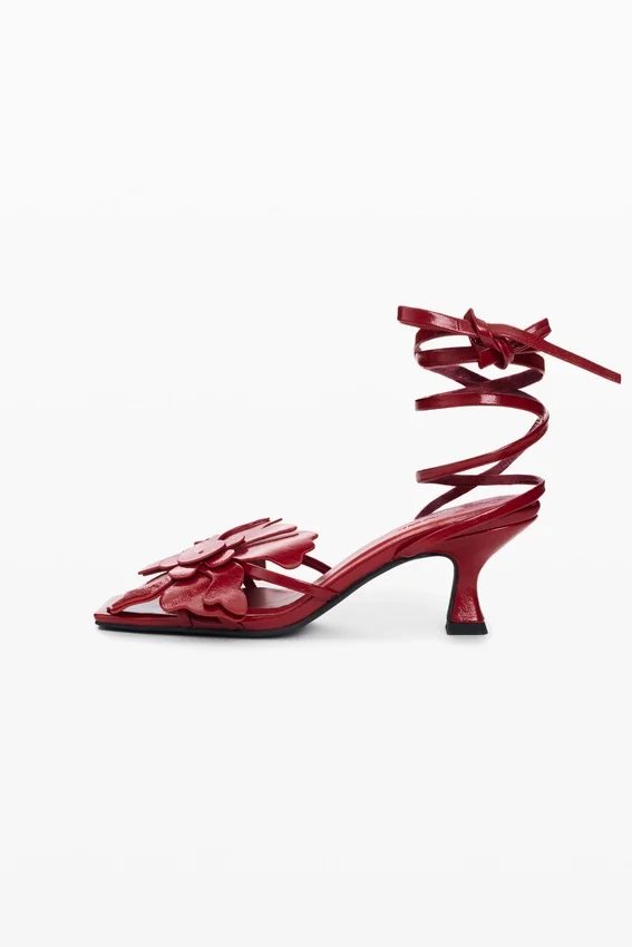 Sandalen mit Blumenapplikationen Sandalen mit Blumenapplikationen