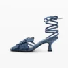 Sandalen mit Blumenapplikationen Sandalen mit Blumenapplikationen