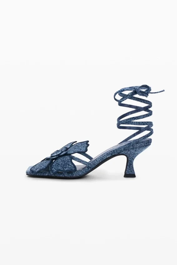 Sandalen mit Blumenapplikationen Sandalen mit Blumenapplikationen