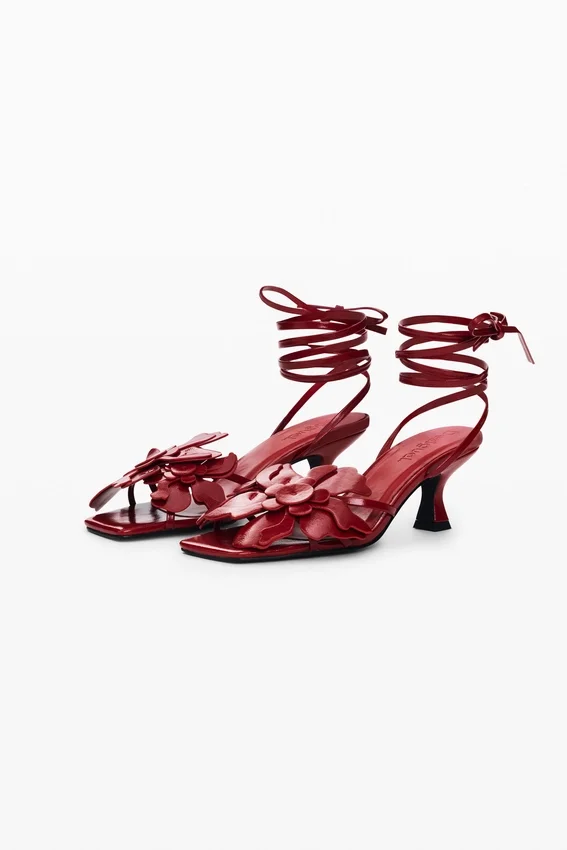 Sandalen mit Blumenapplikationen Sandalen mit Blumenapplikationen