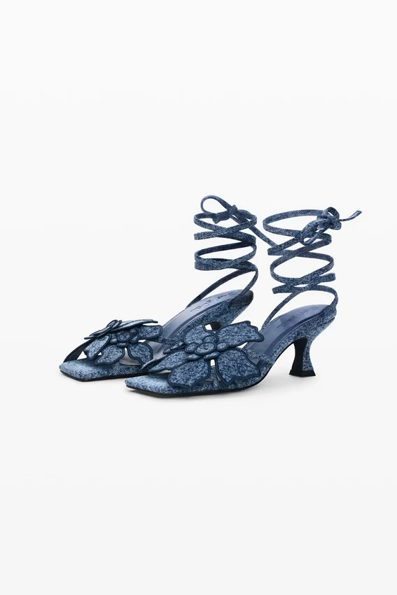 Sandalen mit Blumenapplikationen Sandalen mit Blumenapplikationen