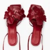 Sandalen mit Blumenapplikationen Sandalen mit Blumenapplikationen