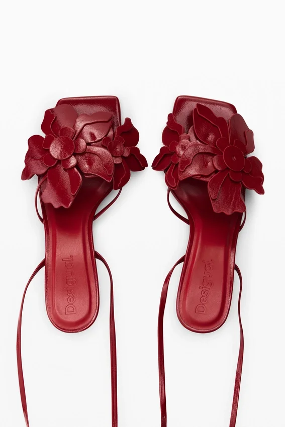 Sandalen mit Blumenapplikationen Sandalen mit Blumenapplikationen