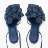 Sandalen mit Blumenapplikationen Sandalen mit Blumenapplikationen