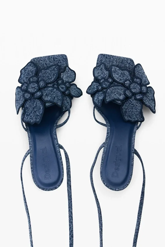 Sandalen mit Blumenapplikationen Sandalen mit Blumenapplikationen