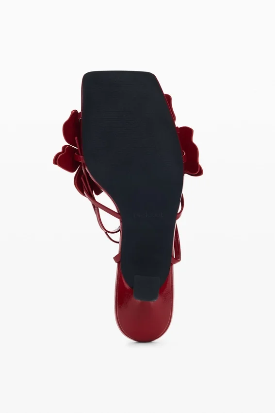 Sandalen mit Blumenapplikationen Sandalen mit Blumenapplikationen