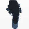 Sandalen mit Blumenapplikationen Sandalen mit Blumenapplikationen