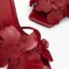 Sandalen mit Blumenapplikationen Sandalen mit Blumenapplikationen