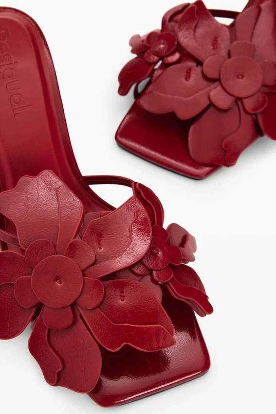 Sandalen mit Blumenapplikationen Sandalen mit Blumenapplikationen