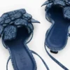 Sandalen mit Blumenapplikationen Sandalen mit Blumenapplikationen