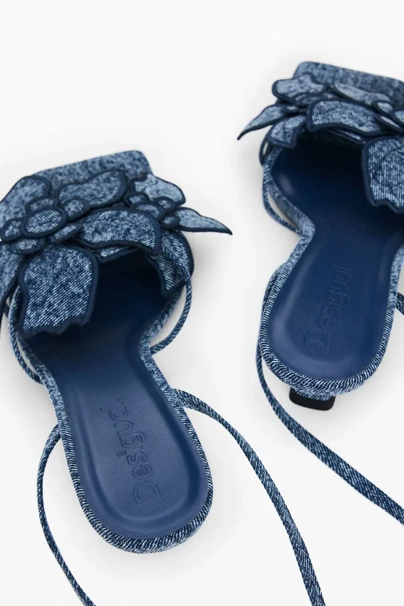 Sandalen mit Blumenapplikationen Sandalen mit Blumenapplikationen