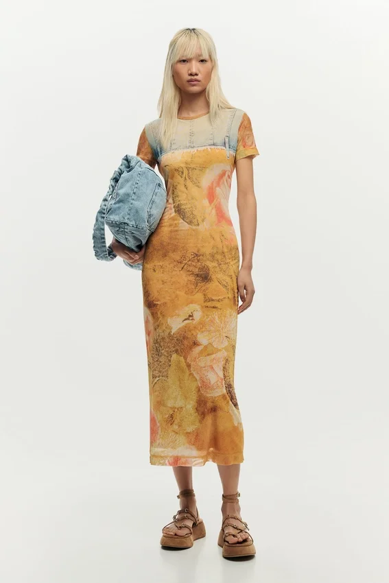 Schmal geschnittenes Hybrid-Kleid Schmal geschnittenes Hybrid-Kleid