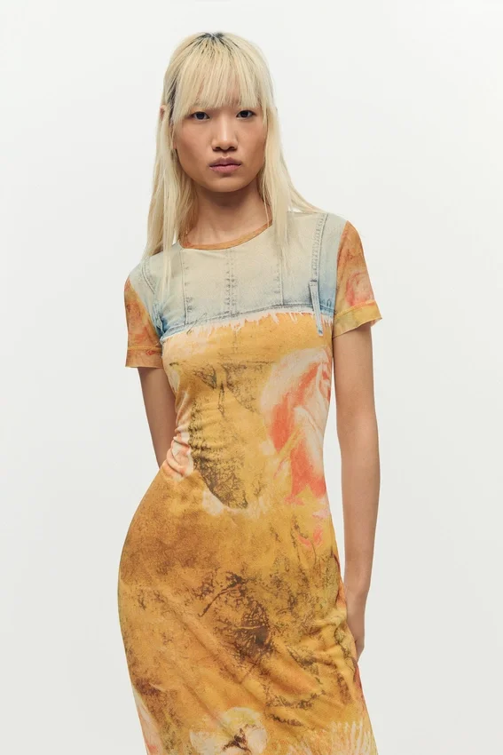 Schmal geschnittenes Hybrid-Kleid Schmal geschnittenes Hybrid-Kleid