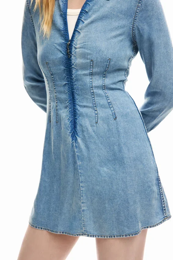 Schmal geschnittenes Jeans-Kleid Schmal geschnittenes Jeans-Kleid