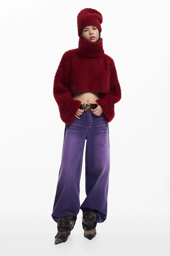Set aus kurz geschnittenem Pullover und Mütze Set aus kurz geschnittenem Pullover und Mütze