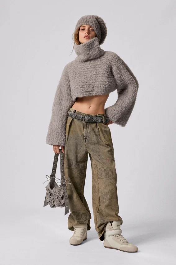 Set aus kurz geschnittenem Pullover und Mütze Set aus kurz geschnittenem Pullover und Mütze