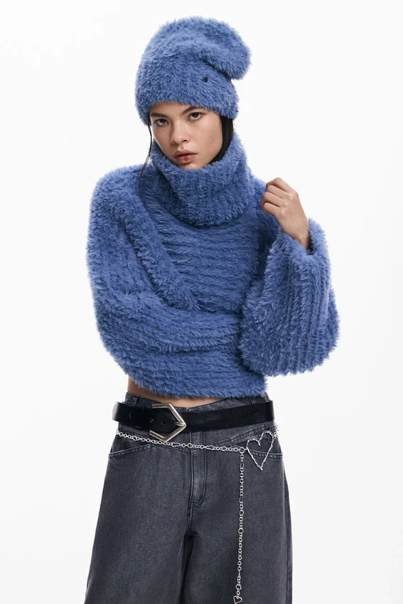 Set aus kurz geschnittenem Pullover und Mütze Set aus kurz geschnittenem Pullover und Mütze
