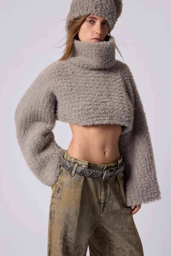 Set aus kurz geschnittenem Pullover und Mütze Set aus kurz geschnittenem Pullover und Mütze