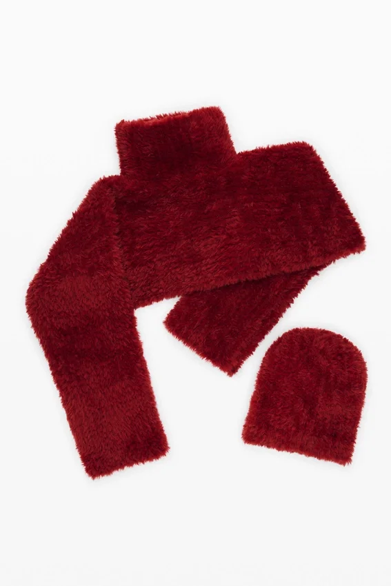 Set aus kurz geschnittenem Pullover und Mütze Set aus kurz geschnittenem Pullover und Mütze