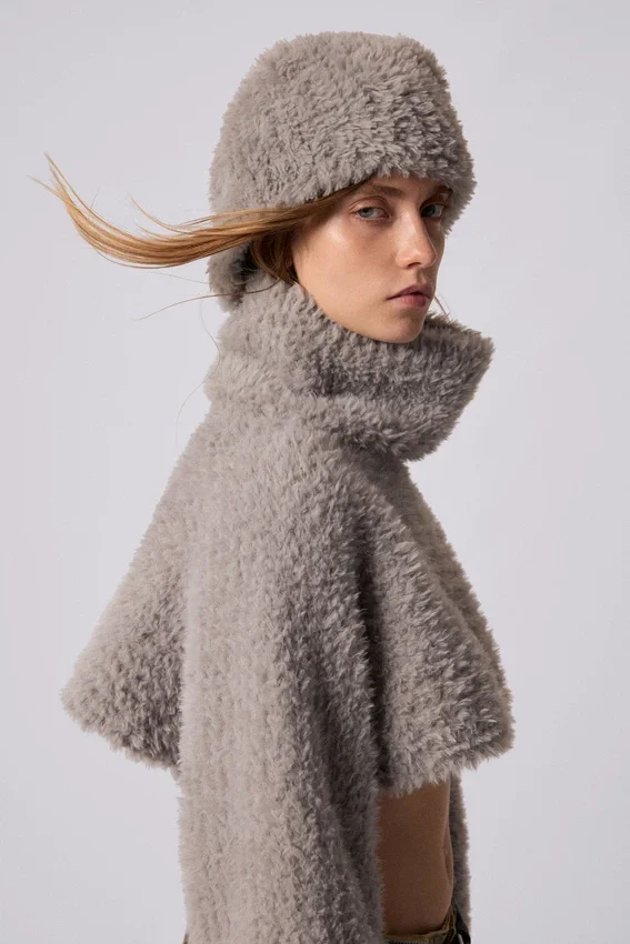 Set aus kurz geschnittenem Pullover und Mütze Set aus kurz geschnittenem Pullover und Mütze