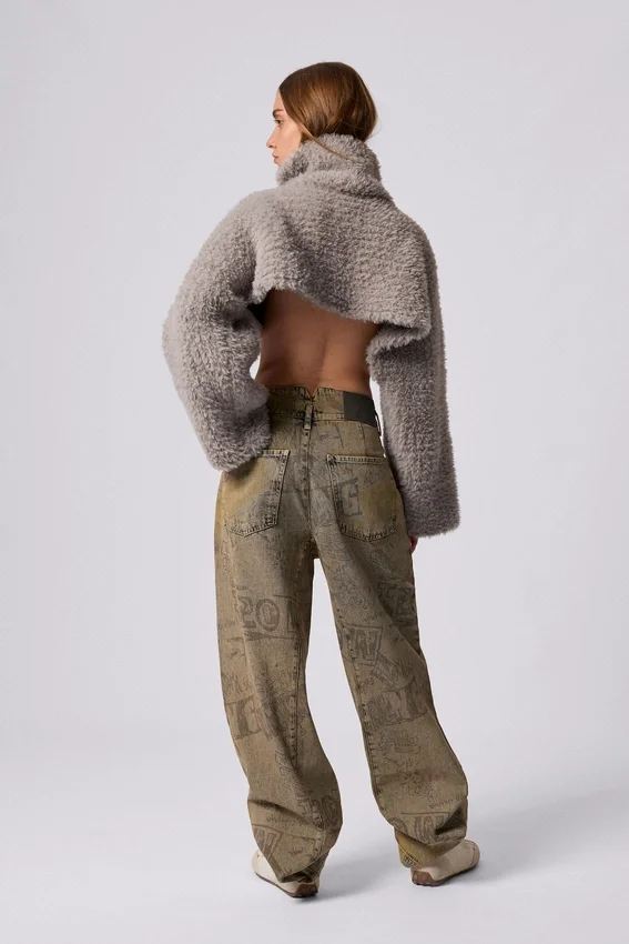 Set aus kurz geschnittenem Pullover und Mütze Set aus kurz geschnittenem Pullover und Mütze
