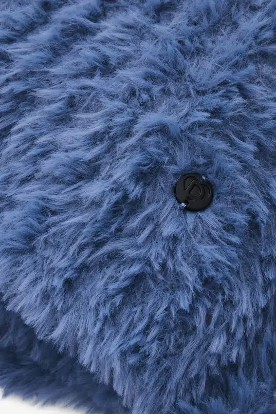 Set aus kurz geschnittenem Pullover und Mütze Set aus kurz geschnittenem Pullover und Mütze