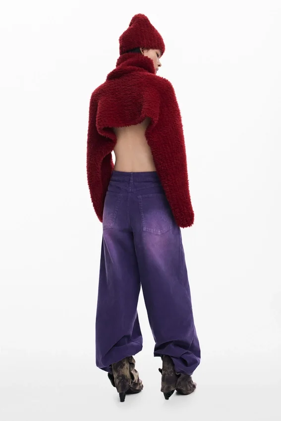 Set aus kurz geschnittenem Pullover und Mütze Set aus kurz geschnittenem Pullover und Mütze