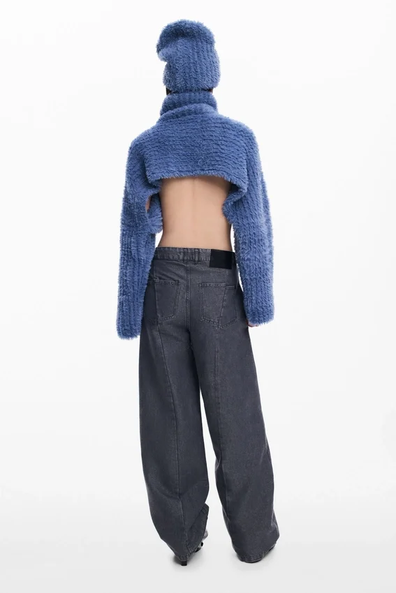 Set aus kurz geschnittenem Pullover und Mütze Set aus kurz geschnittenem Pullover und Mütze
