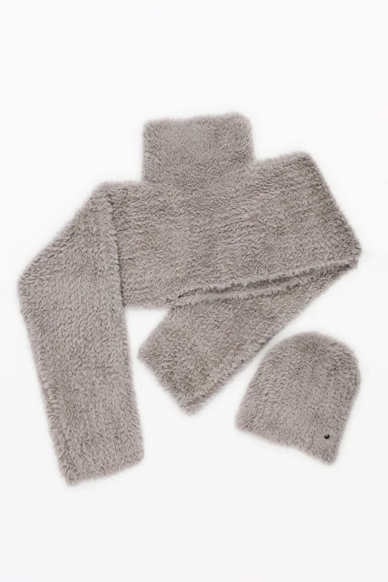 Set aus kurz geschnittenem Pullover und Mütze Set aus kurz geschnittenem Pullover und Mütze