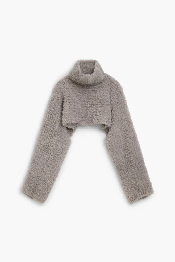 Set aus kurz geschnittenem Pullover und Mütze Set aus kurz geschnittenem Pullover und Mütze