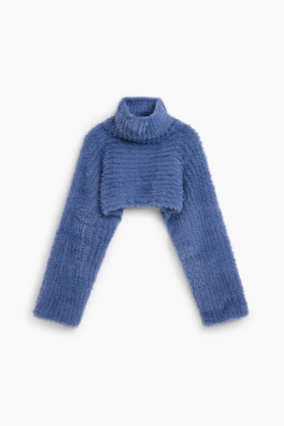 Set aus kurz geschnittenem Pullover und Mütze Set aus kurz geschnittenem Pullover und Mütze