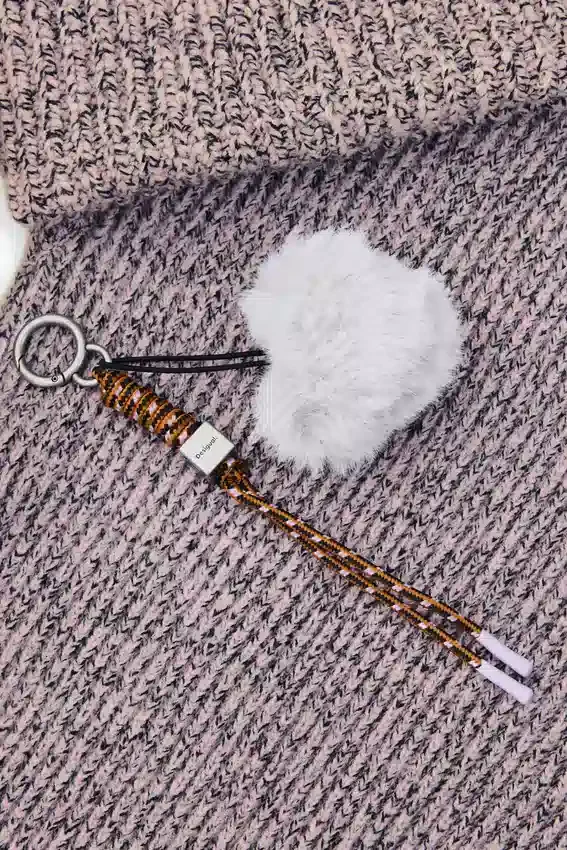 Set aus Pullover und Strickhut Set aus Pullover und Strickhut