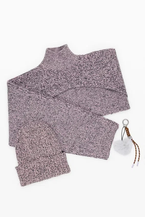 Set aus Pullover und Strickhut Set aus Pullover und Strickhut