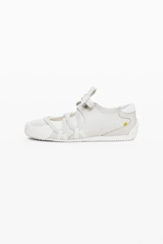 Sneaker aus naturbelassenem Stoff Sneaker aus naturbelassenem Stoff
