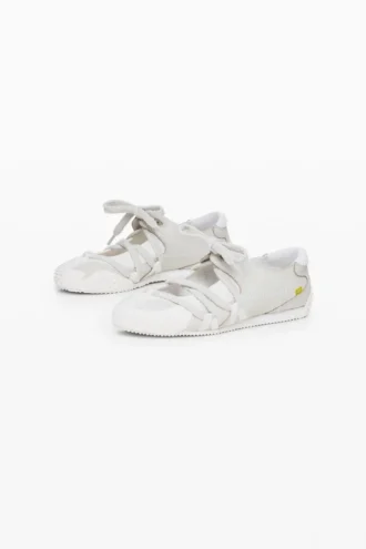Sneaker aus naturbelassenem Stoff Sneaker aus naturbelassenem Stoff