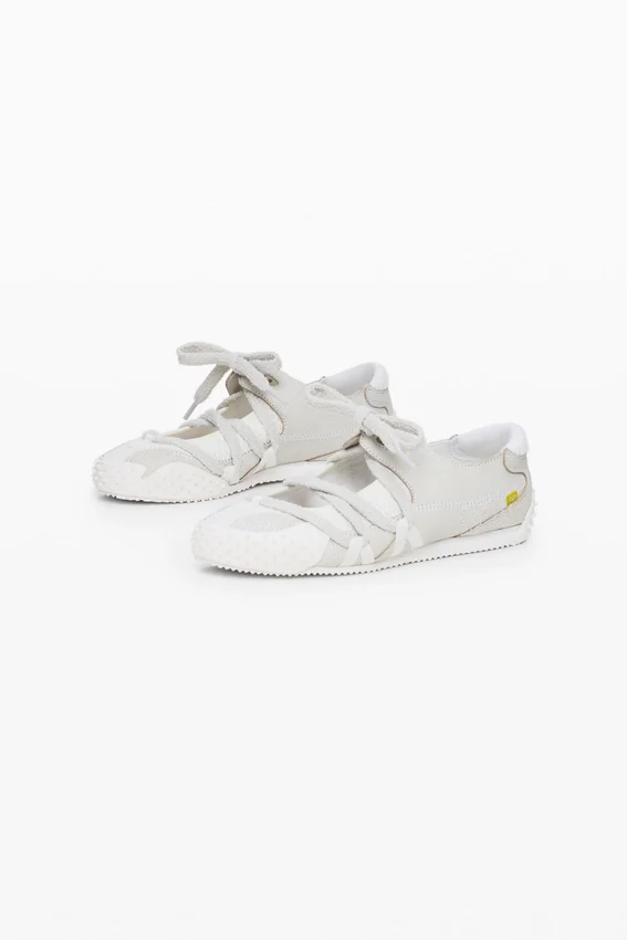 Sneaker aus naturbelassenem Stoff Sneaker aus naturbelassenem Stoff