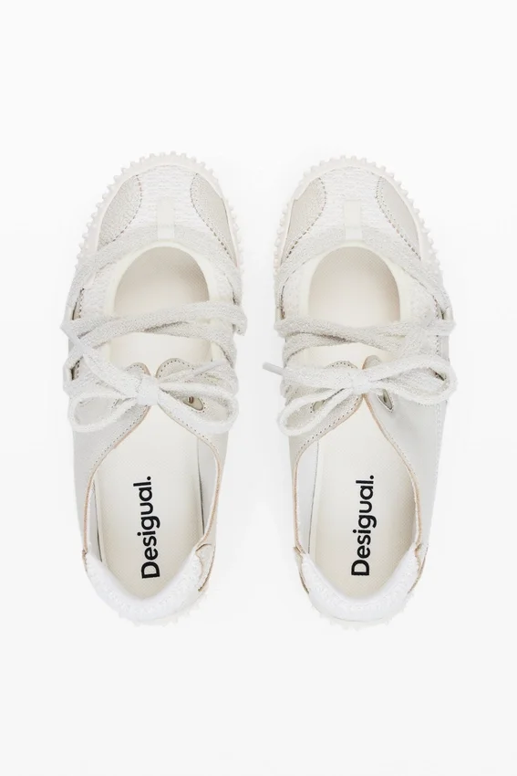 Sneaker aus naturbelassenem Stoff Sneaker aus naturbelassenem Stoff