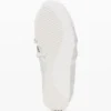 Sneaker aus naturbelassenem Stoff Sneaker aus naturbelassenem Stoff