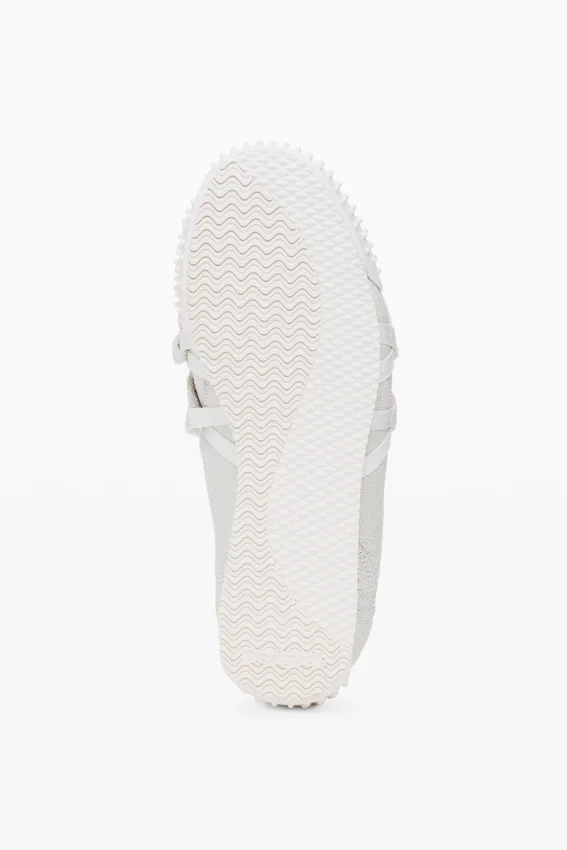 Sneaker aus naturbelassenem Stoff Sneaker aus naturbelassenem Stoff