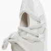 Sneaker aus naturbelassenem Stoff Sneaker aus naturbelassenem Stoff