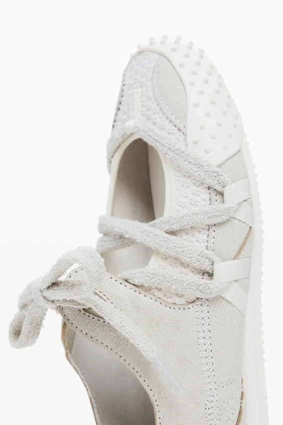 Sneaker aus naturbelassenem Stoff Sneaker aus naturbelassenem Stoff