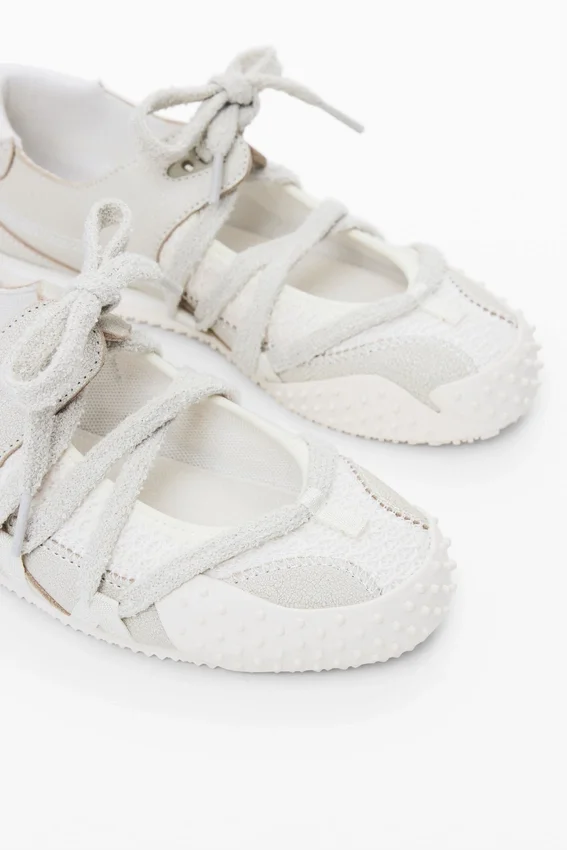 Sneaker aus naturbelassenem Stoff Sneaker aus naturbelassenem Stoff