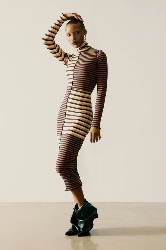 Strickkleid mit hohem Kragen Strickkleid mit hohem Kragen