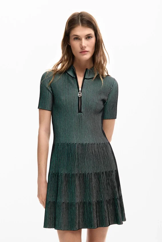 Strukturiertes Kleid mit Reißverschluss Strukturiertes Kleid mit Reißverschluss