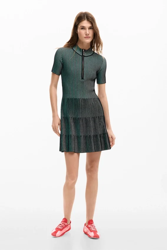 Strukturiertes Kleid mit Reißverschluss Strukturiertes Kleid mit Reißverschluss